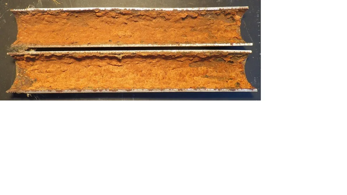 Schadensrohr aus dem Warmwasserkreis im Fundzustand