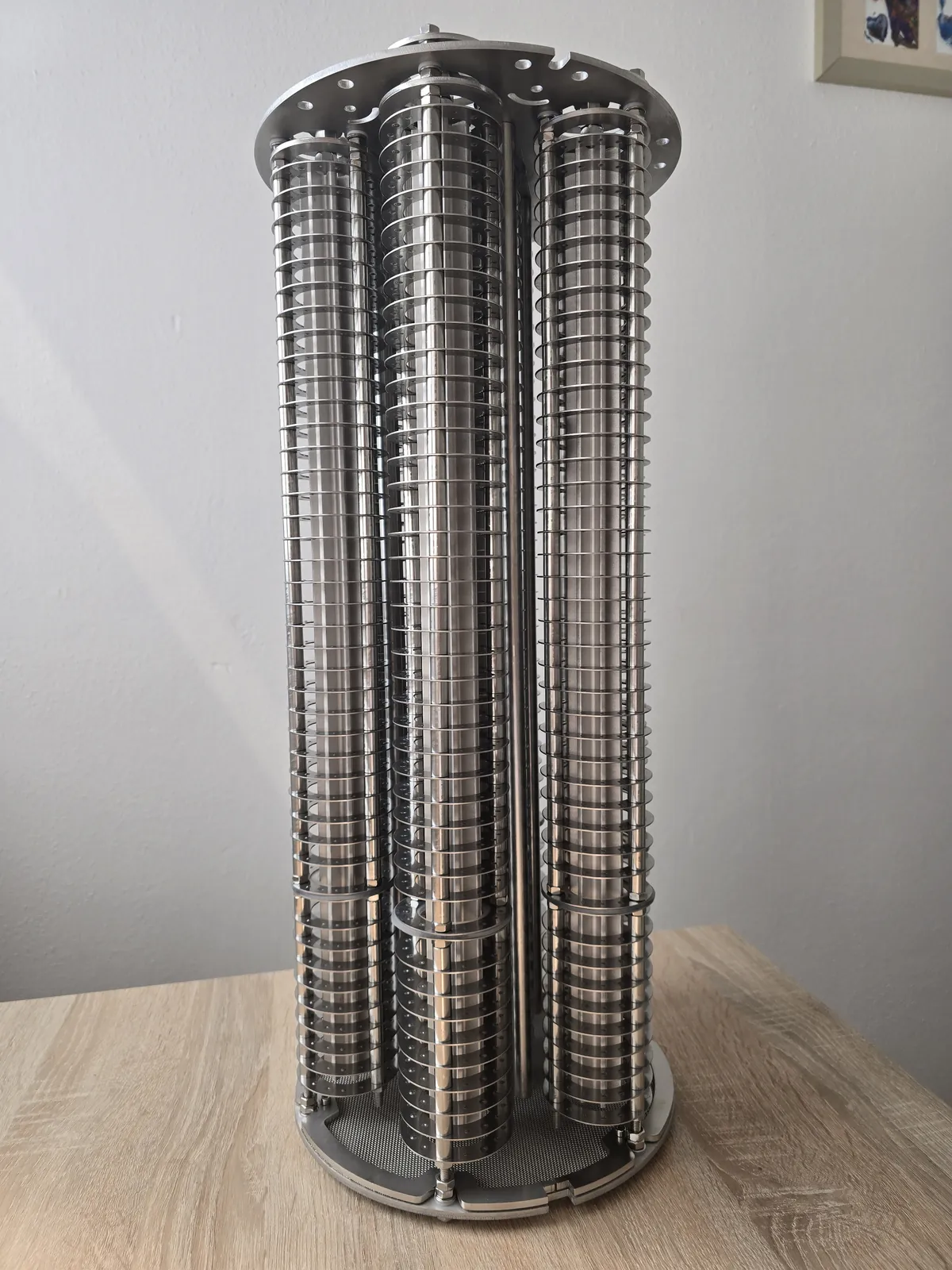 Detailaufnahme der Kathodenkörbe aus Edelstahl